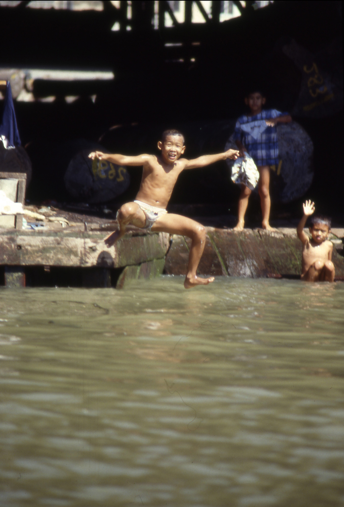 33  enfant saute dans klong.jpg